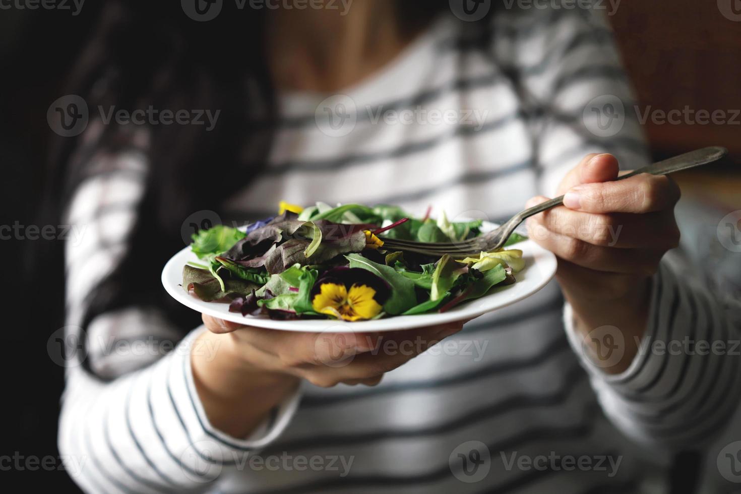 Ensalada saludable con flores en un plato foto