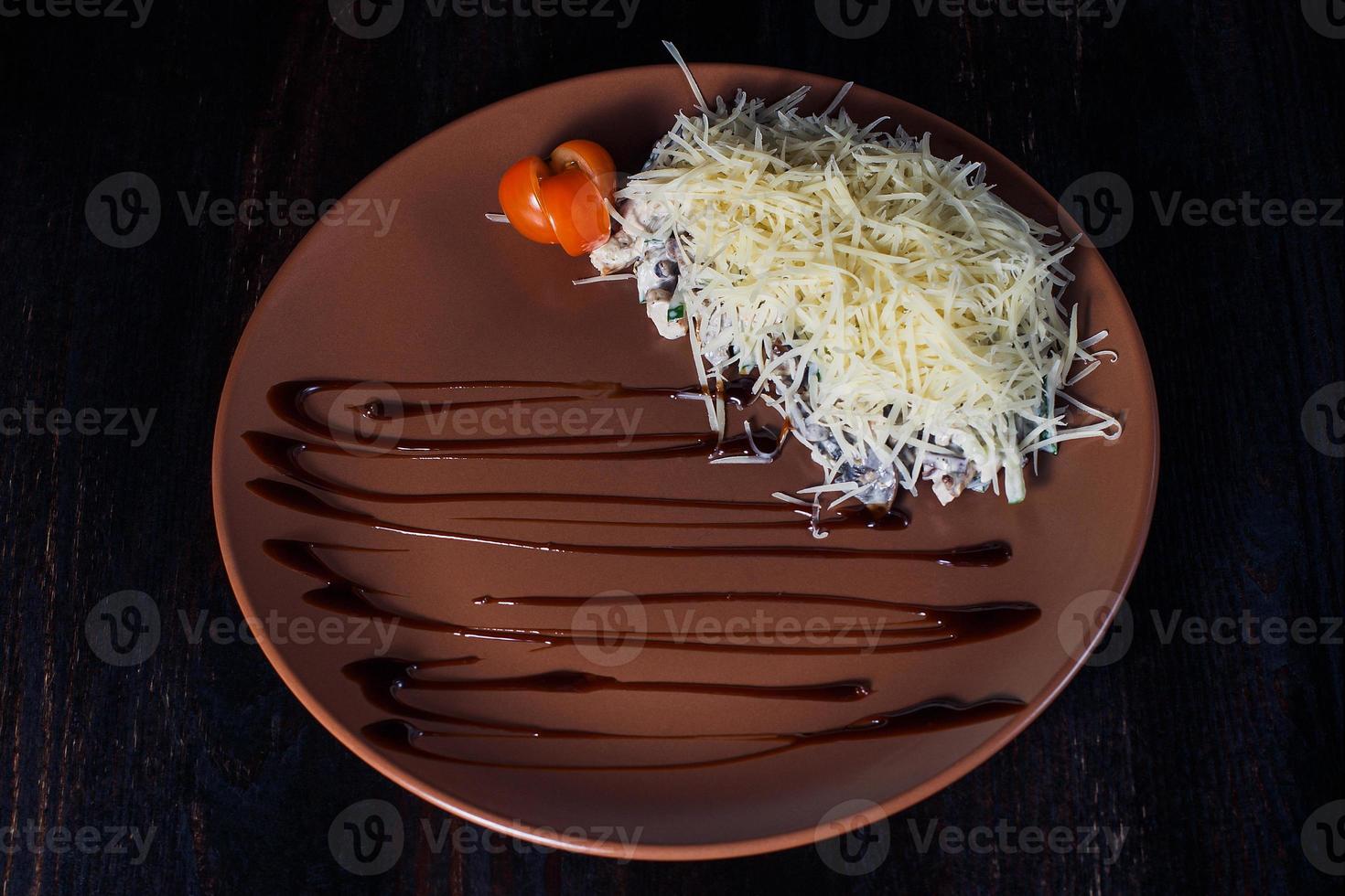 Ensalada de rosbif caliente en un plato, hermosa porción, fondo oscuro foto