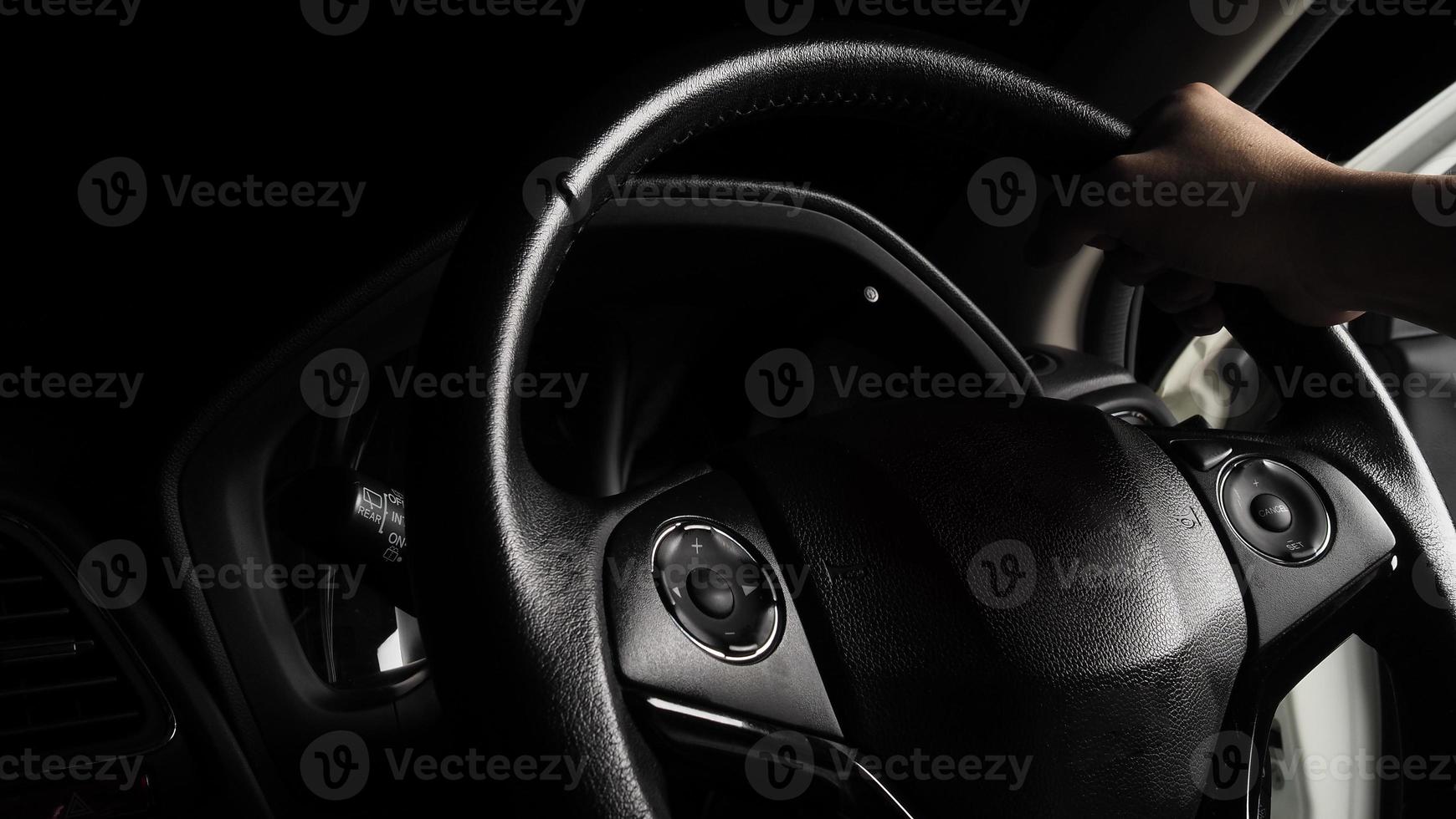 Primer plano del interior del coche moderno de cuero negro foto