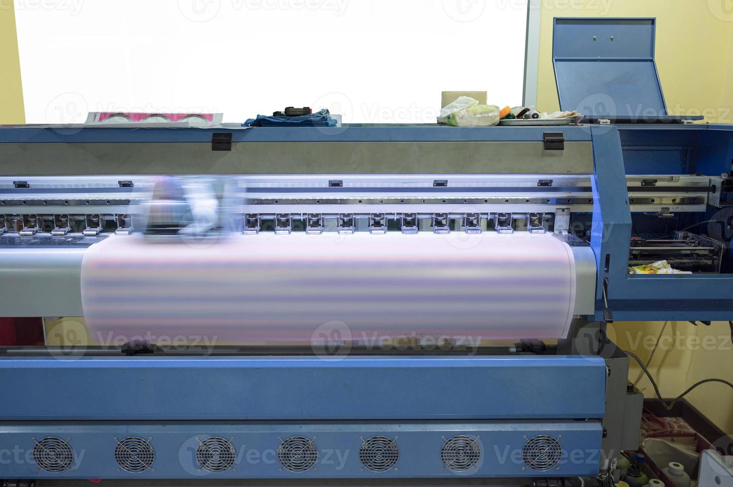 Impresora de inyección de tinta de gran formato que trabaja en hojas de adhesivos. foto