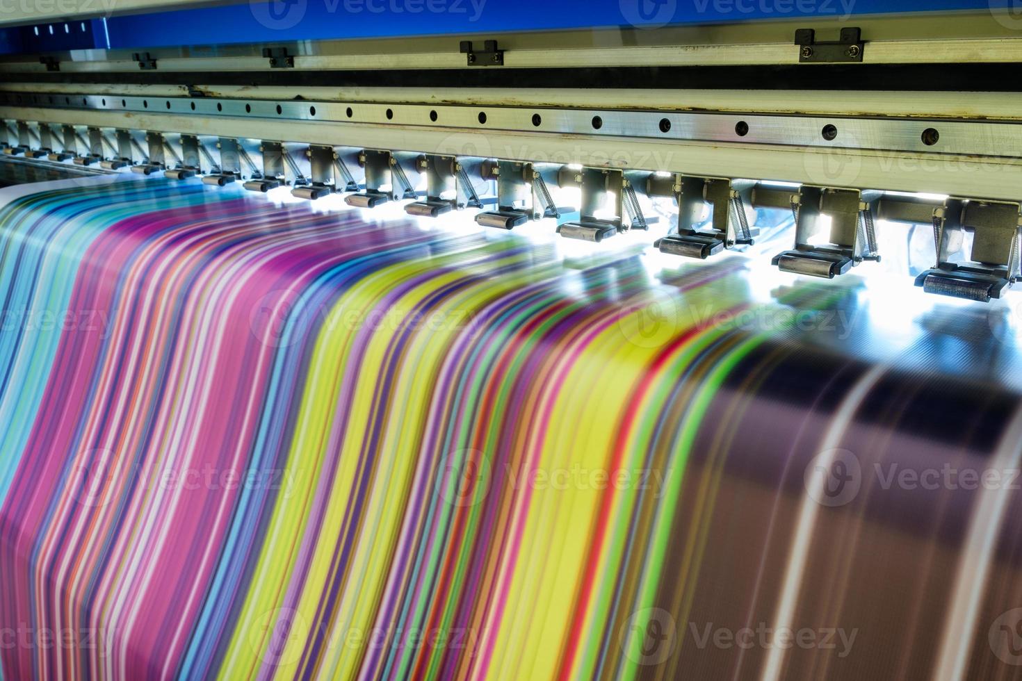 Impresora de inyección de tinta grande que trabaja CMYK multicolor en  pancarta de vinilo con control por computadora 2577662 Foto de stock en  Vecteezy