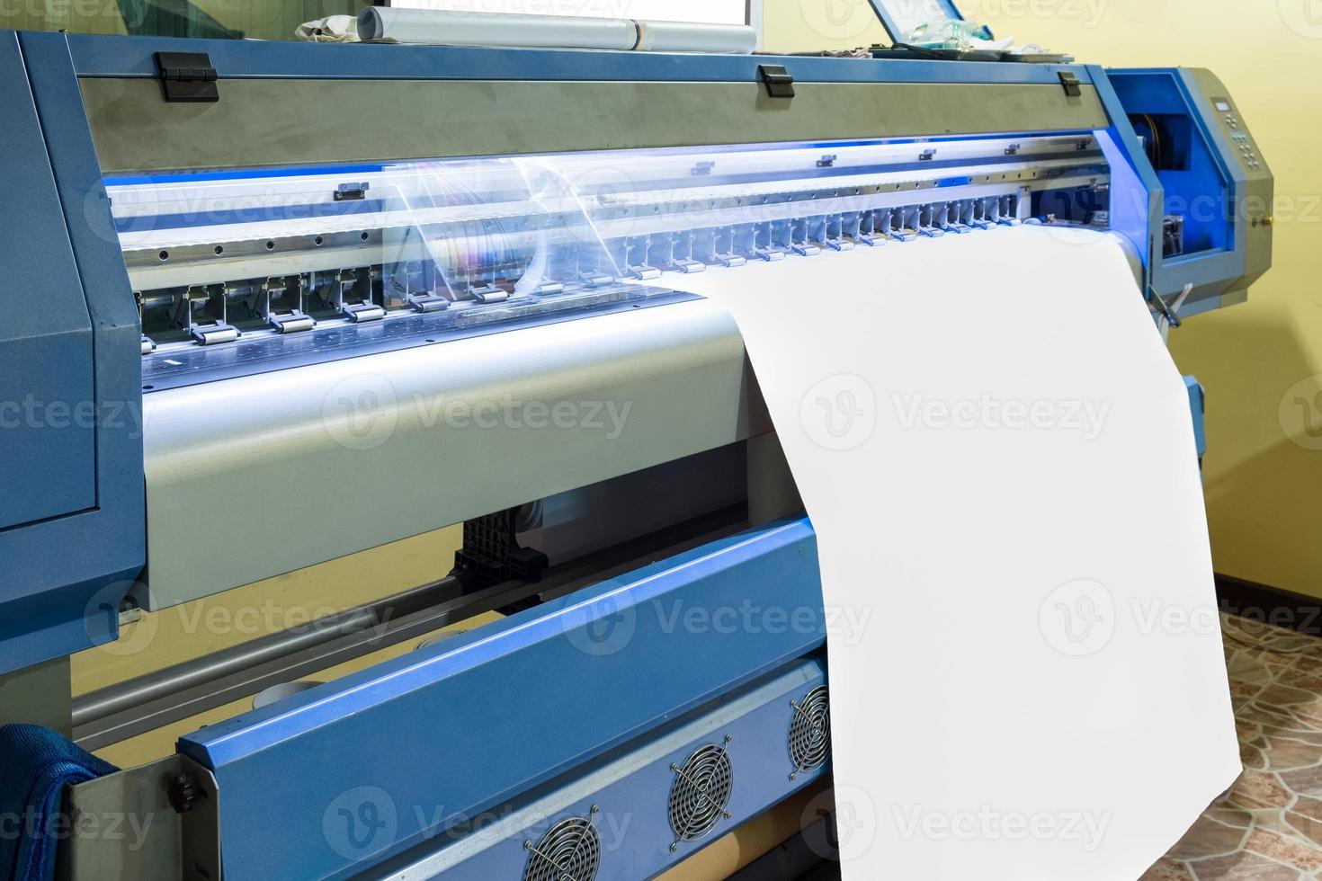 Large inkjet printer head working on white blank vinyl photo