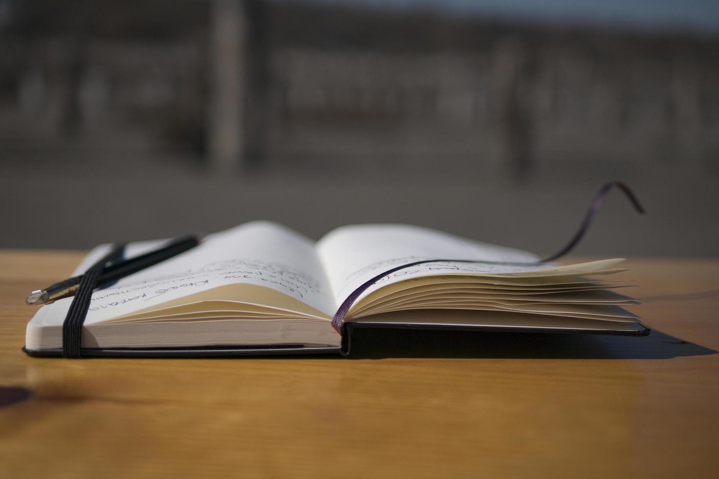 cuaderno sobre la mesa en la naturaleza foto