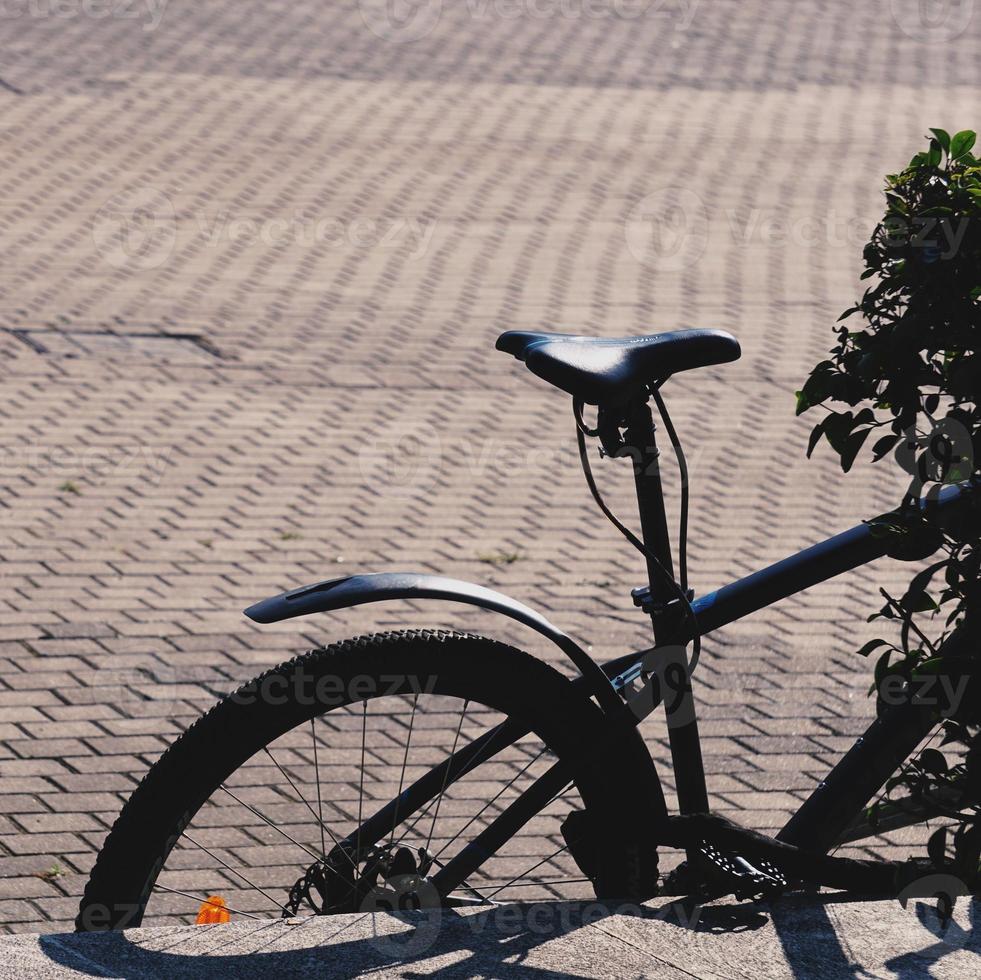 rueda de bicicleta en la calle foto