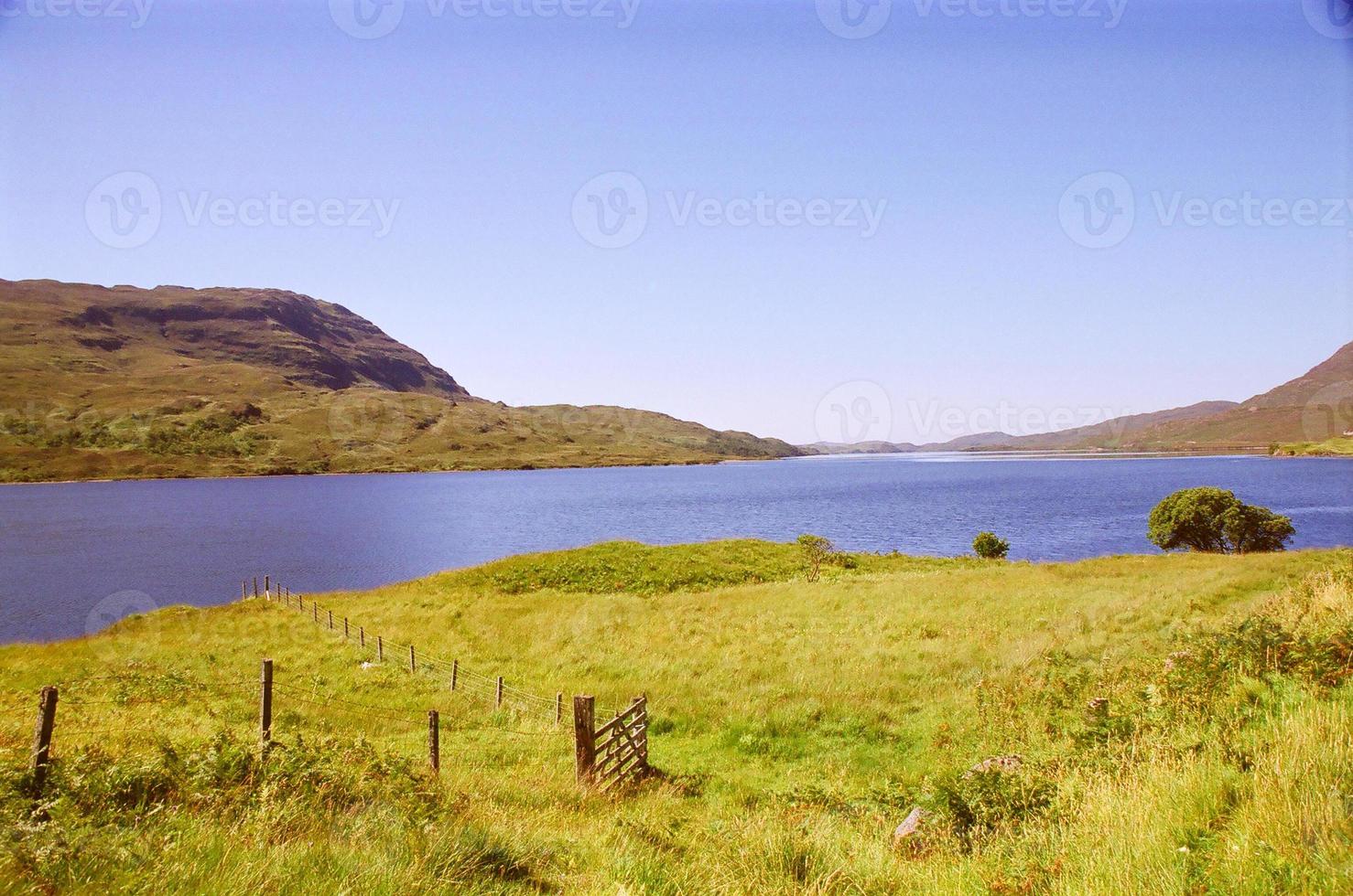 lago azul con montañas foto