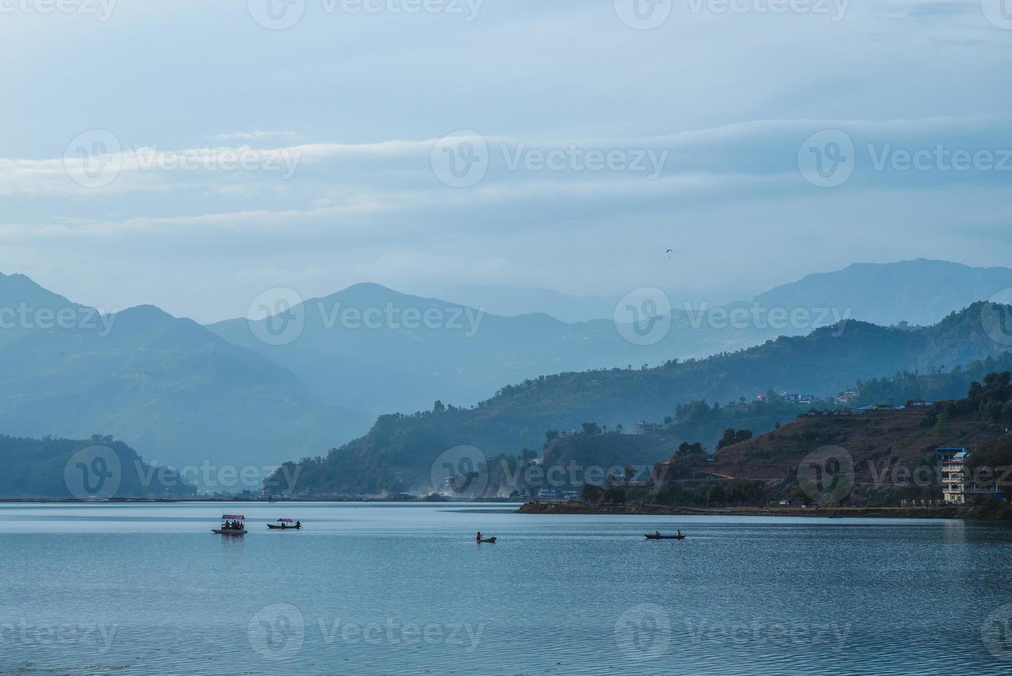 paisaje del lago fewa en pokhara nepal al atardecer foto