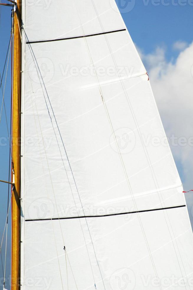 gran vela en un barco foto