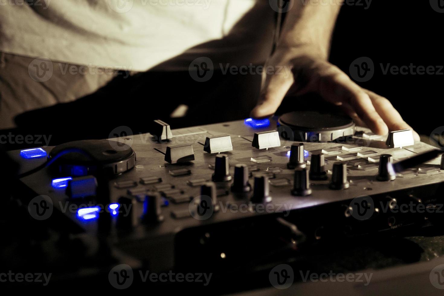 DJ mezclando en el tocadiscos foto