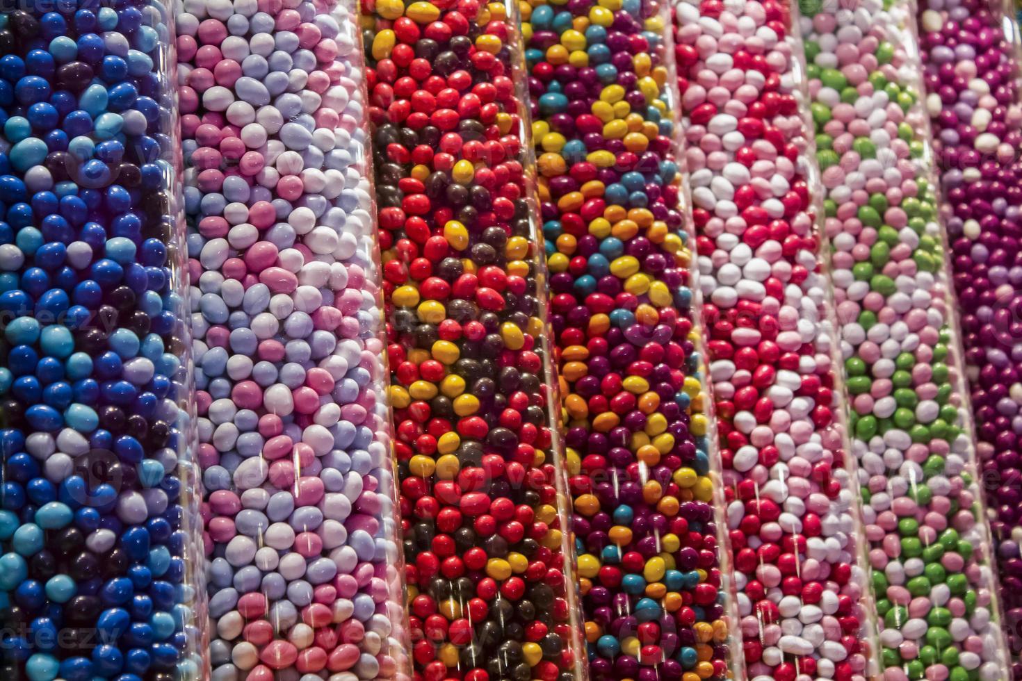 caramelos de colores en tubos foto
