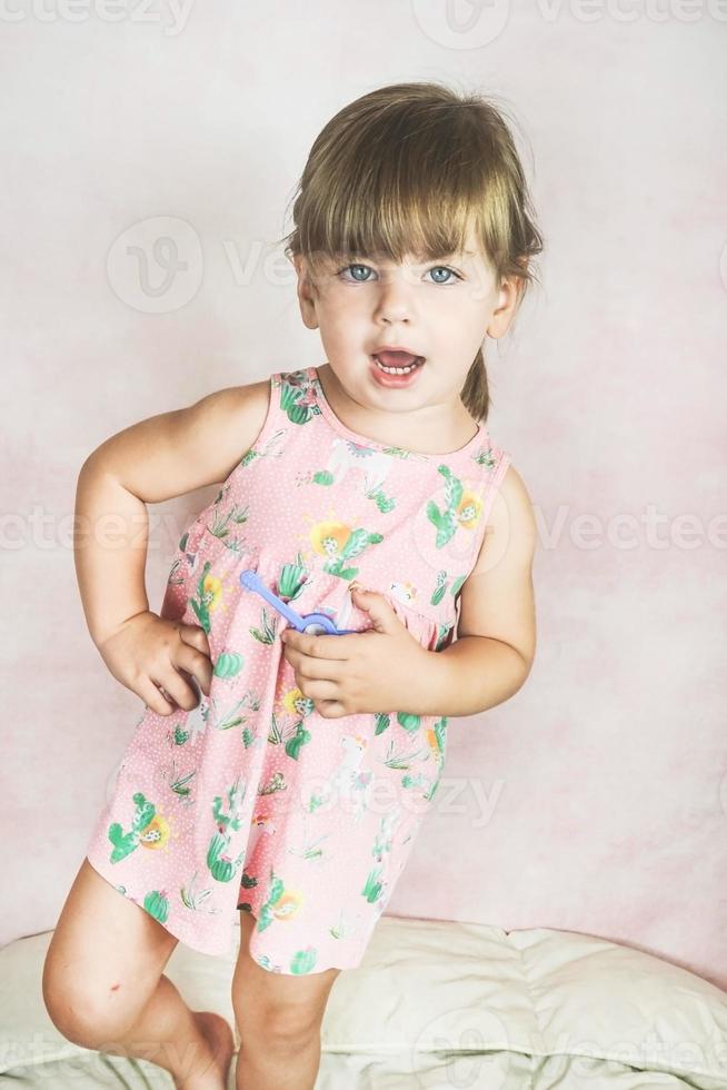 Niña pequeña y divertida en una foto de estudio