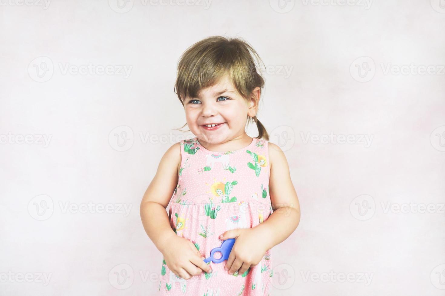 Niña pequeña y divertida en una foto de estudio