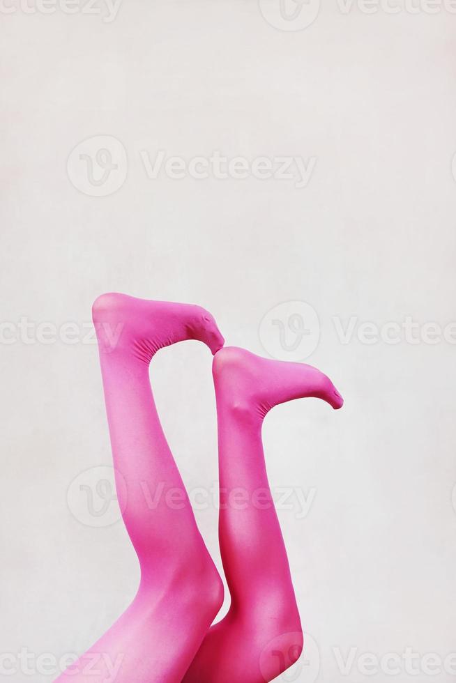 piernas femeninas con medias rosas foto