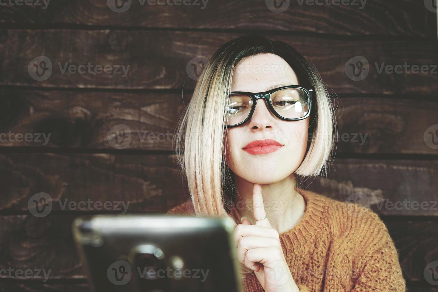 mujer rubia usando su teléfono móvil foto