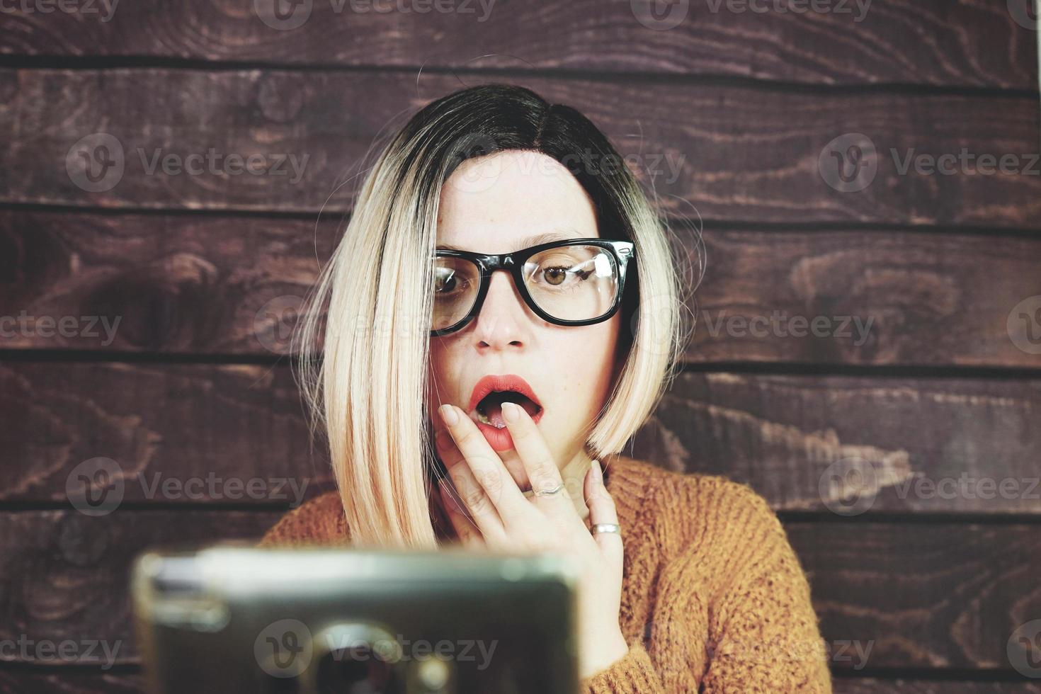 mujer rubia usando su teléfono móvil foto