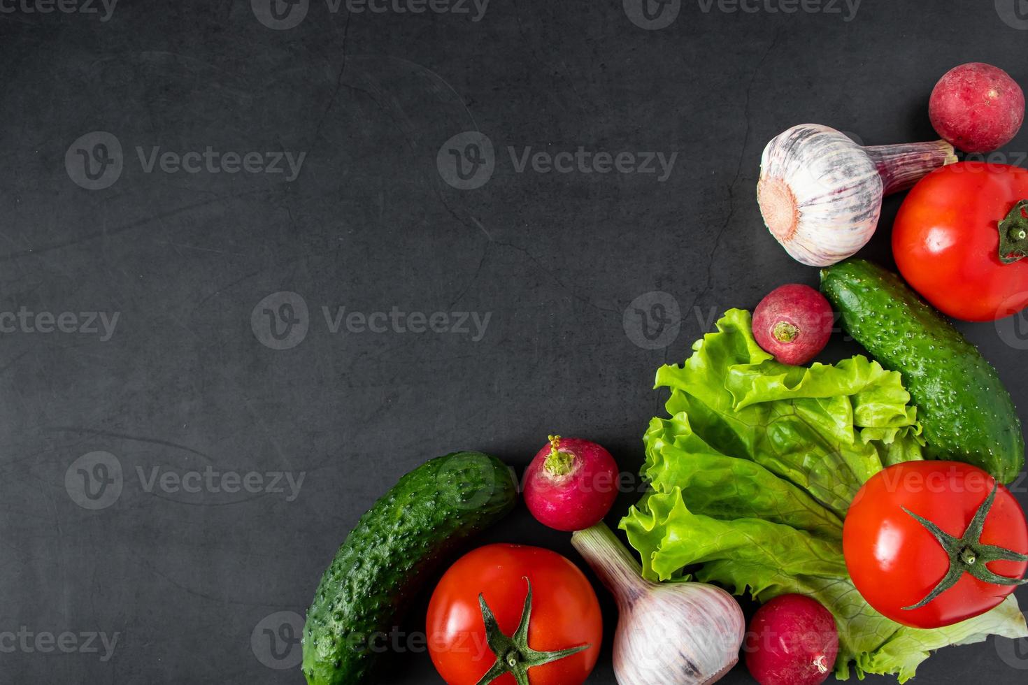 verduras frescas sobre un fondo oscuro el concepto de nutrición y dieta saludables foto