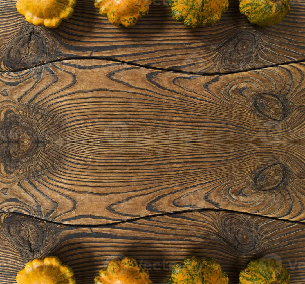 variedad de calabazas sobre un fondo de madera. concepto de cosecha plano con espacio de copia. foto