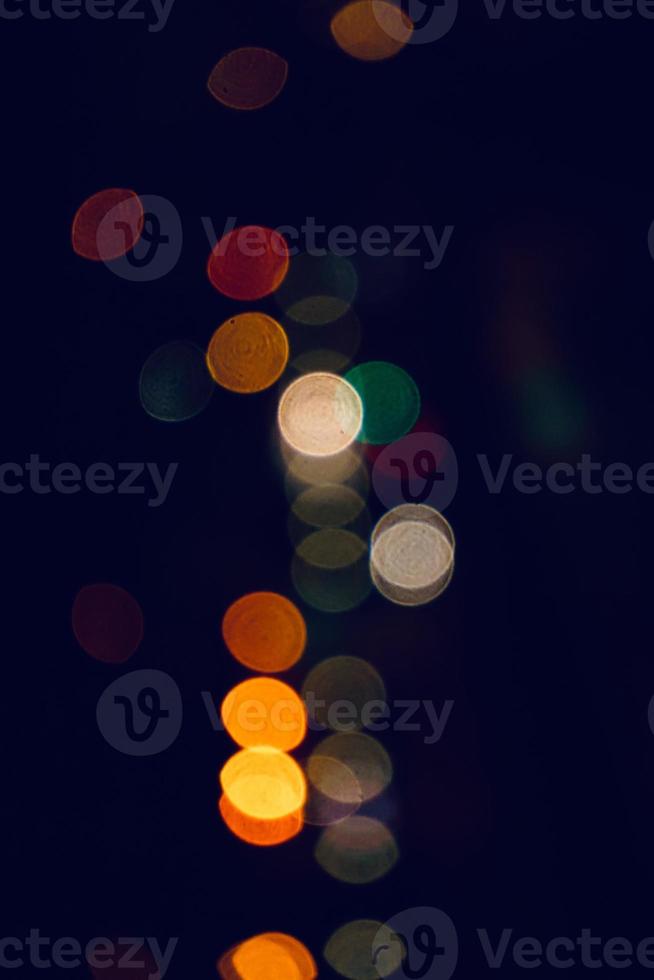 luces bokeh multicolores en la noche foto