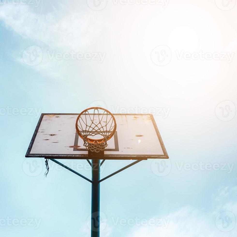 equipo deportivo de aro de baloncesto callejero foto