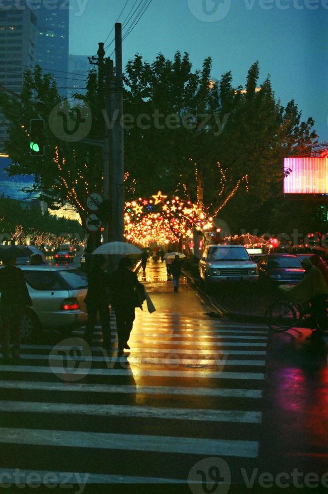 China, Shanghai, 2021 - Paso de peatones bajo la lluvia foto