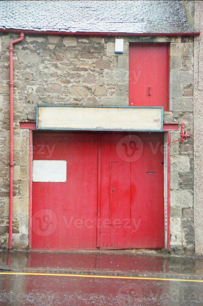 puerta roja con canaleta foto
