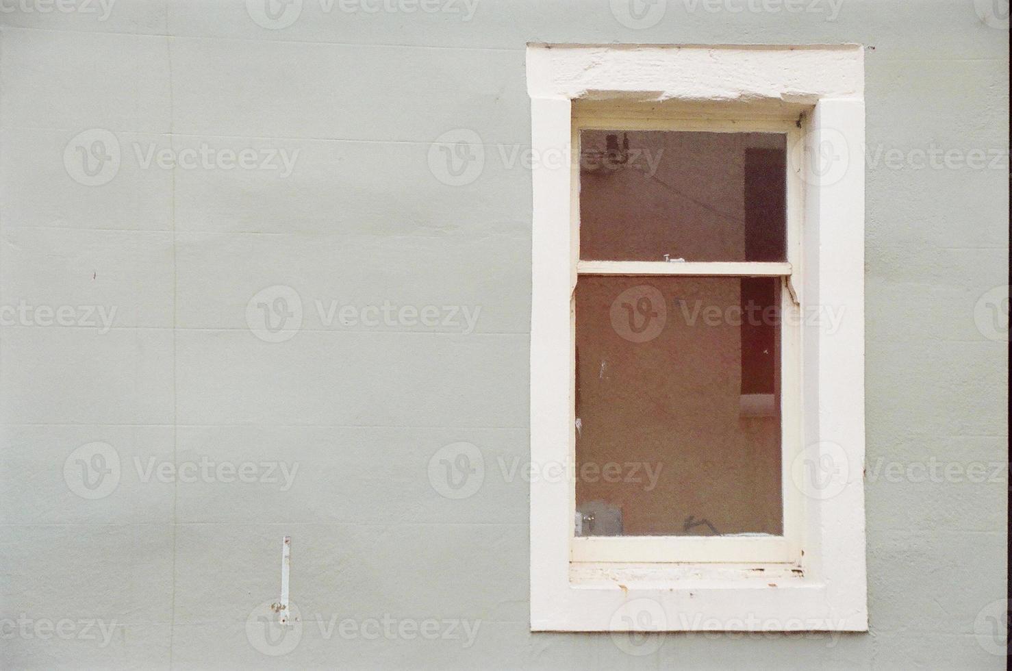 ventana vieja en un edificio gris foto