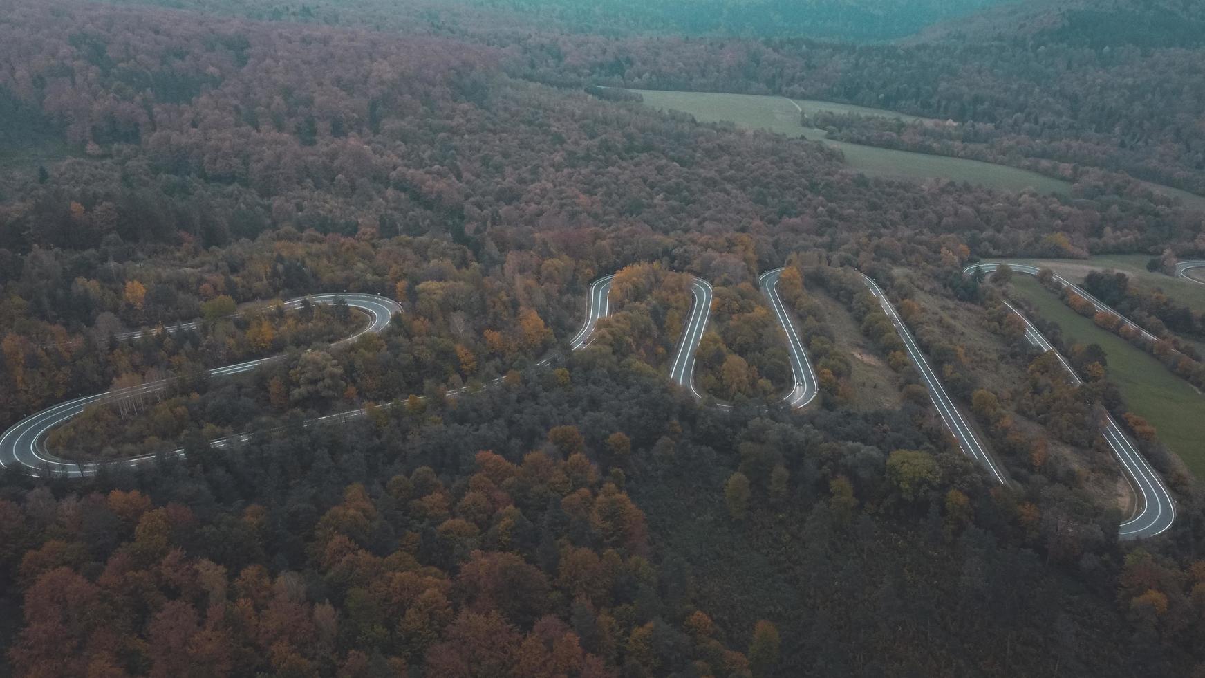 Vista aérea de la carretera de curvas en las montañas del sur de Polonia durante el otoño foto