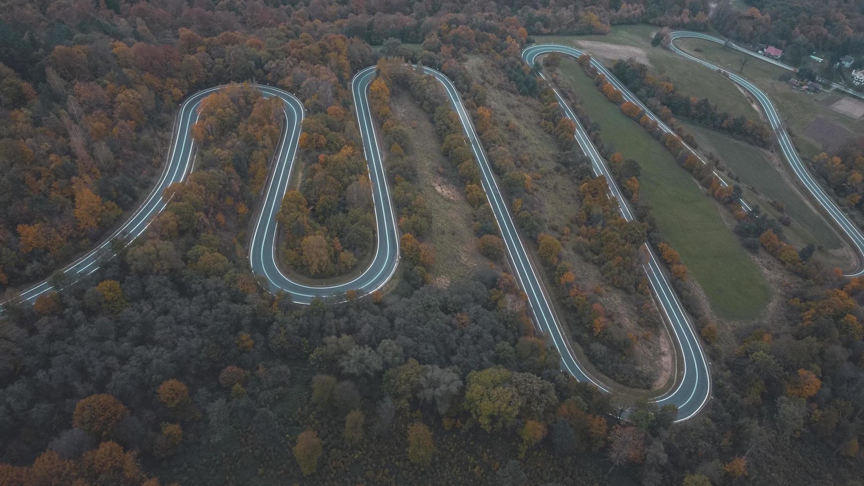 Vista aérea de la carretera de curvas en las montañas del sur de Polonia durante el otoño foto