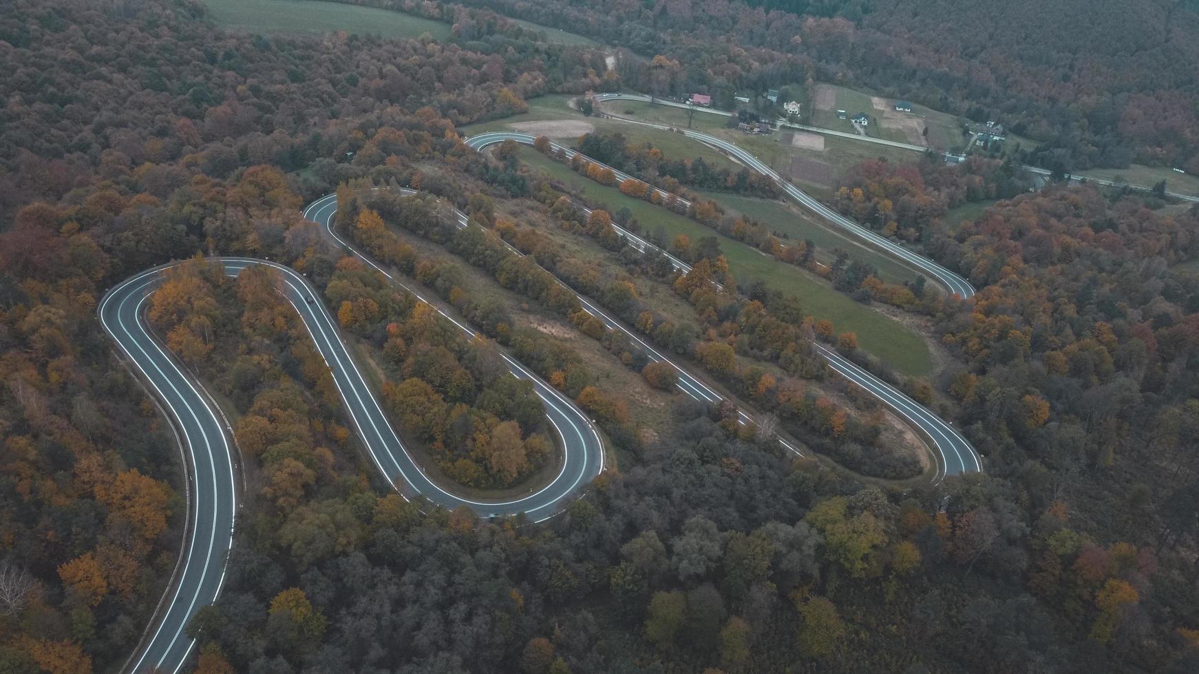 Vista aérea de la carretera de curvas en las montañas del sur de Polonia durante el otoño foto