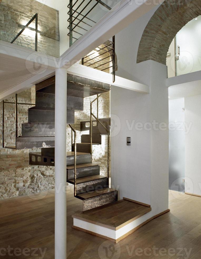 Detalle de escalera de hierro en el salón moderno foto