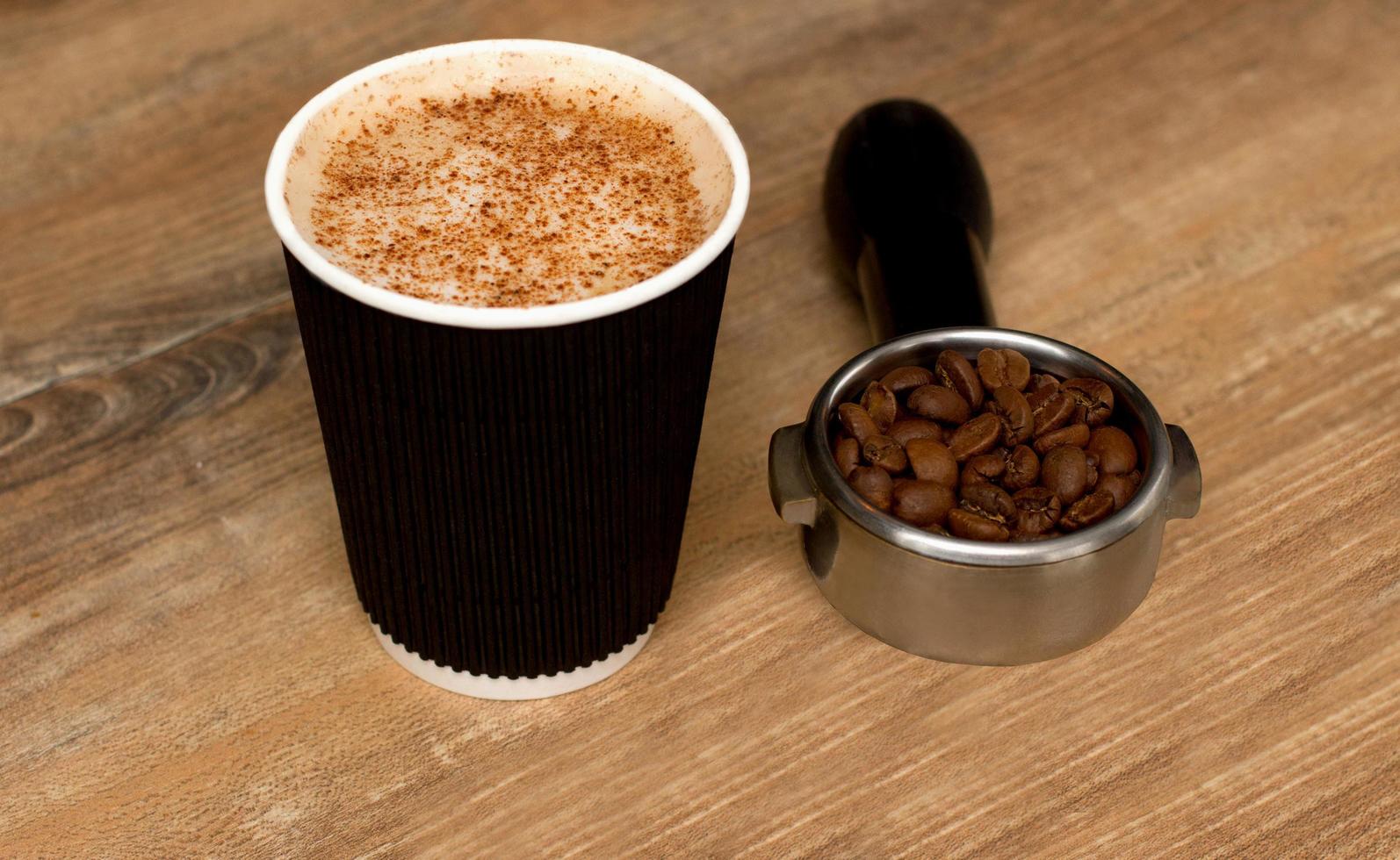 café para llevar en papel cortado y frijoles foto