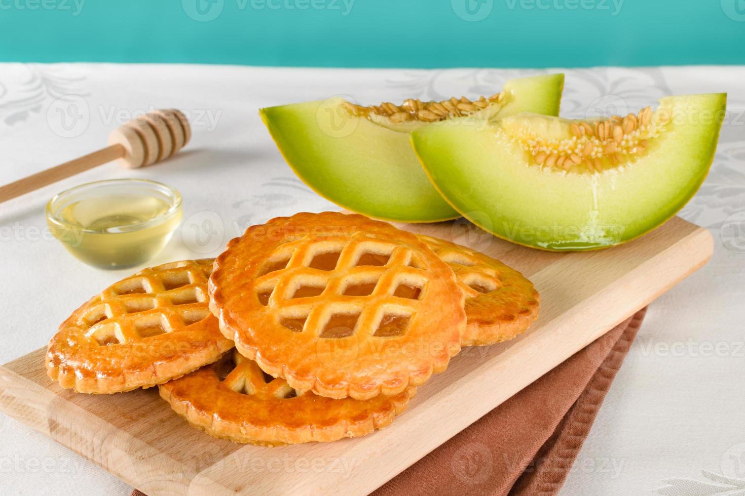 galletas de melón con miel. galletas recién horneadas rellenas de sabroso relleno casero de melón. foto