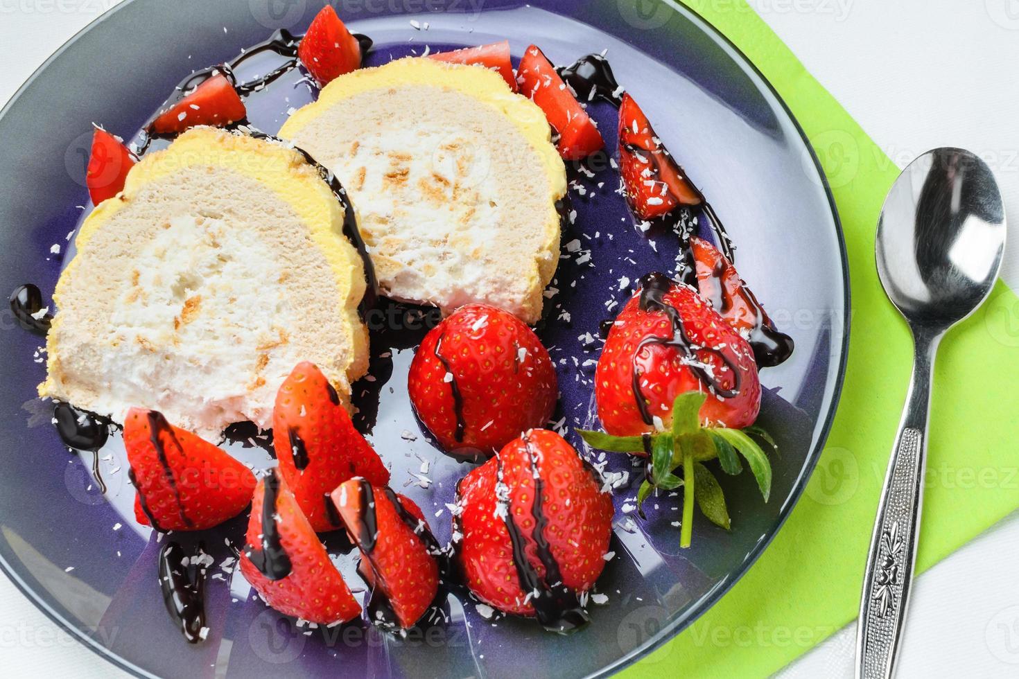 pastel de cereza agria. rebanadas de bizcocho de guindas con azúcar y ramitas de canela. foto