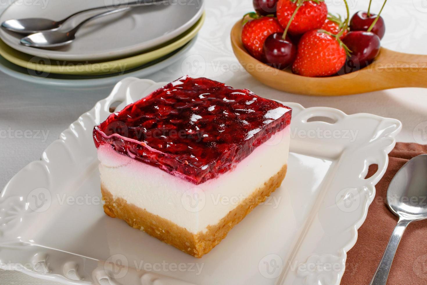 tarta de queso con frutos rojos, fresas frescas y tarta de queso cereza en la mesa. foto