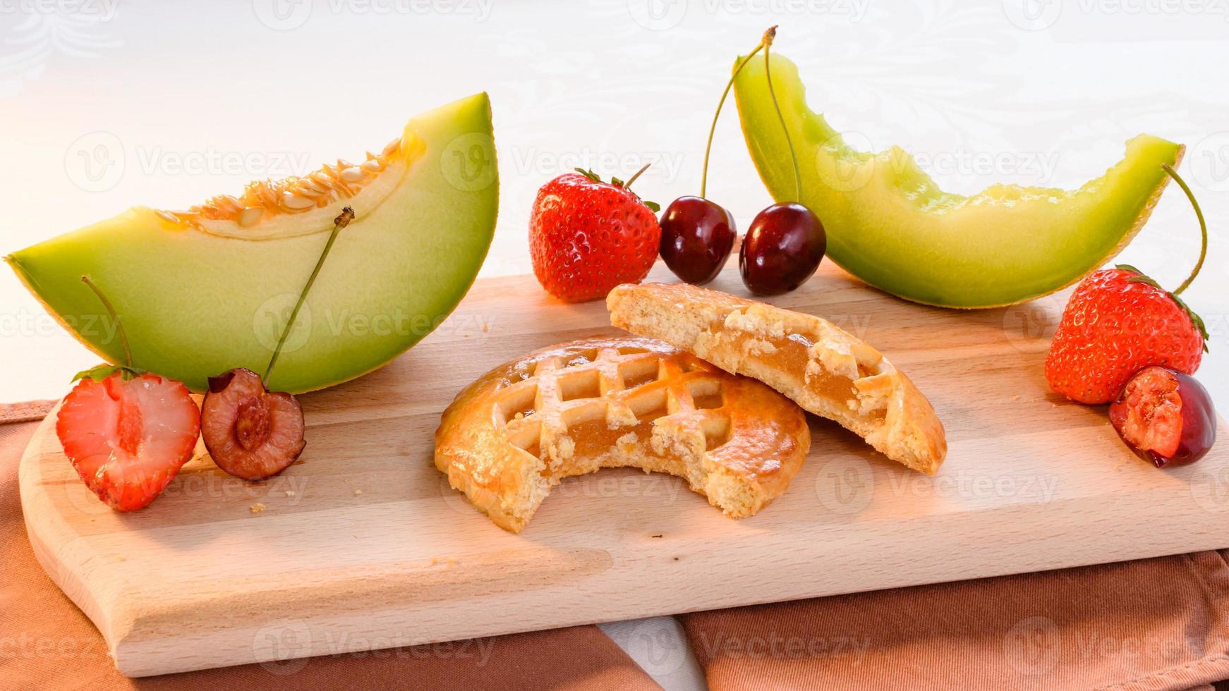 galletas de melón con miel. galletas recién horneadas rellenas de sabroso relleno casero de melón. foto