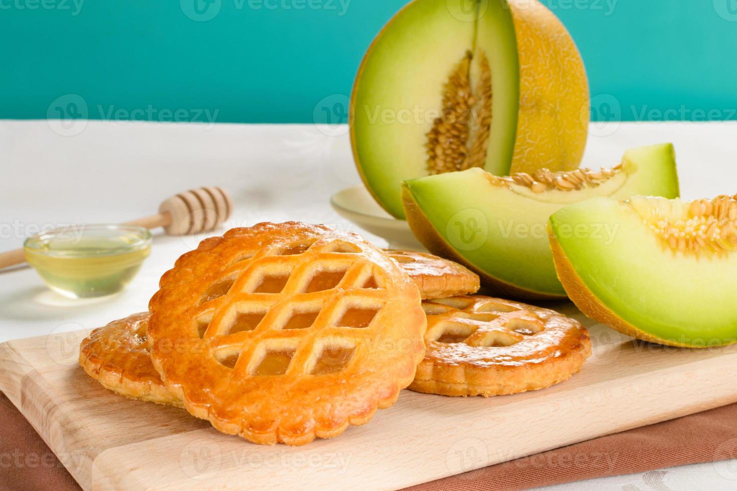 galletas de melón con miel. galletas recién horneadas rellenas de sabroso relleno casero de melón. foto