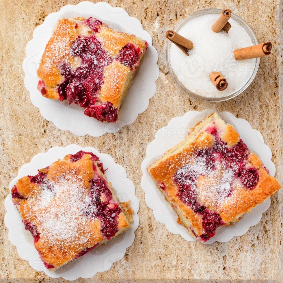 pastel de cereza agria. rebanadas de bizcocho de guindas con azúcar y ramitas de canela. foto