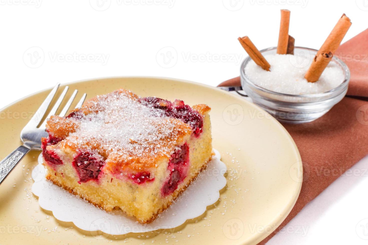 pastel de cereza agria. rebanadas de bizcocho de guindas con azúcar y ramitas de canela. foto