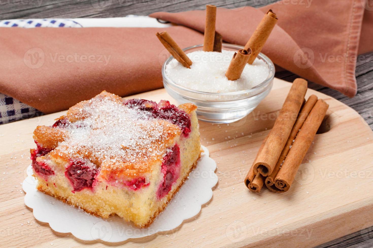 pastel de cereza agria. rebanadas de bizcocho de guindas con azúcar y ramitas de canela. foto