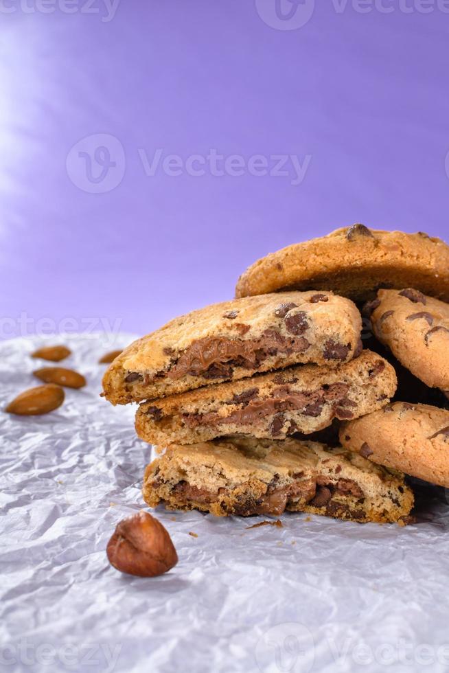 galletas con chispas de chocolate, galletas de almendras, nueces, avellanas. foto