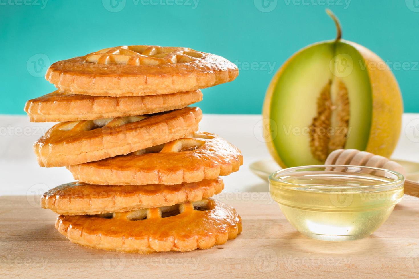 galletas de melón con miel. galletas recién horneadas rellenas de sabroso relleno casero de melón. foto