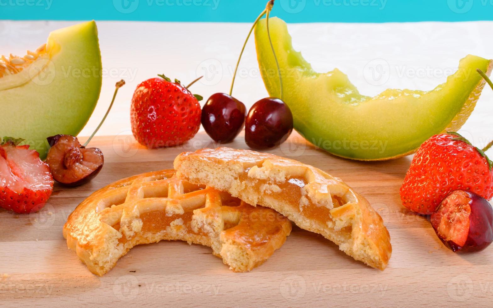 galletas de melón con miel. galletas recién horneadas rellenas de sabroso relleno casero de melón. foto