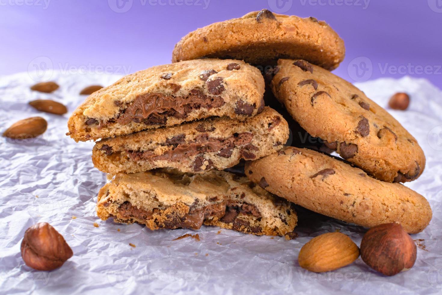 galletas con chispas de chocolate, galletas de almendras, nueces, avellanas. foto