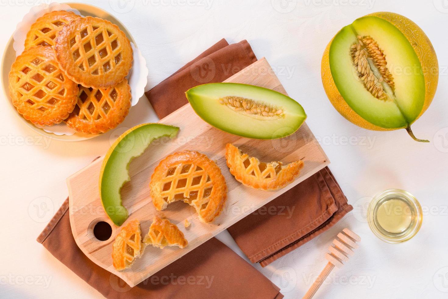 galletas de melón con miel. galletas recién horneadas rellenas de sabroso relleno casero de melón. foto