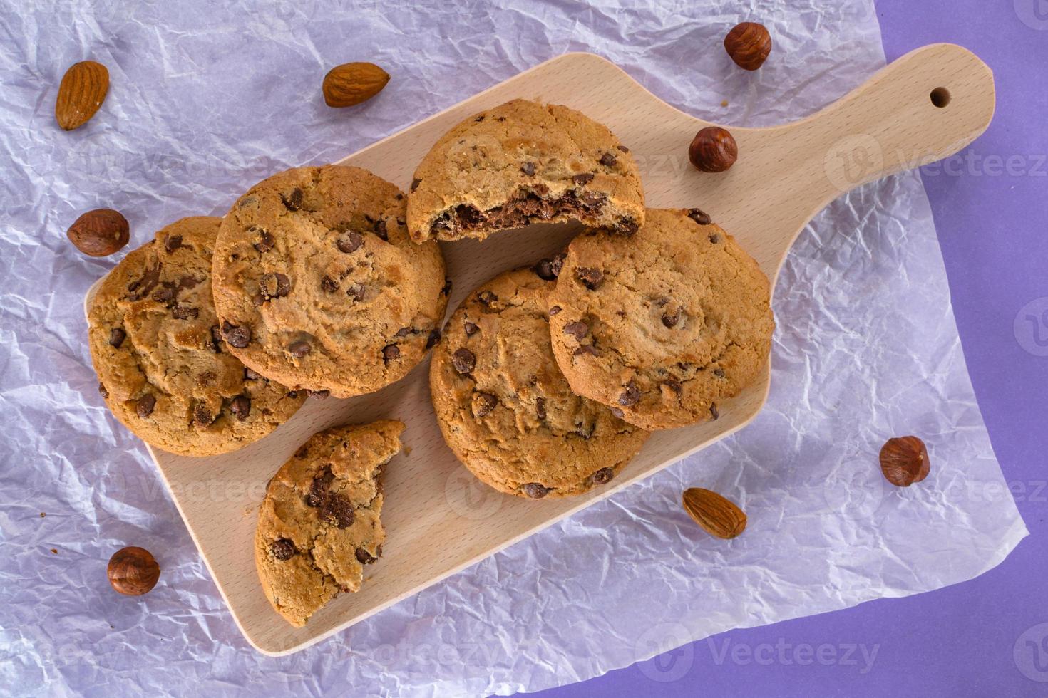 galletas con chispas de chocolate, galletas de almendras, nueces, avellanas. foto