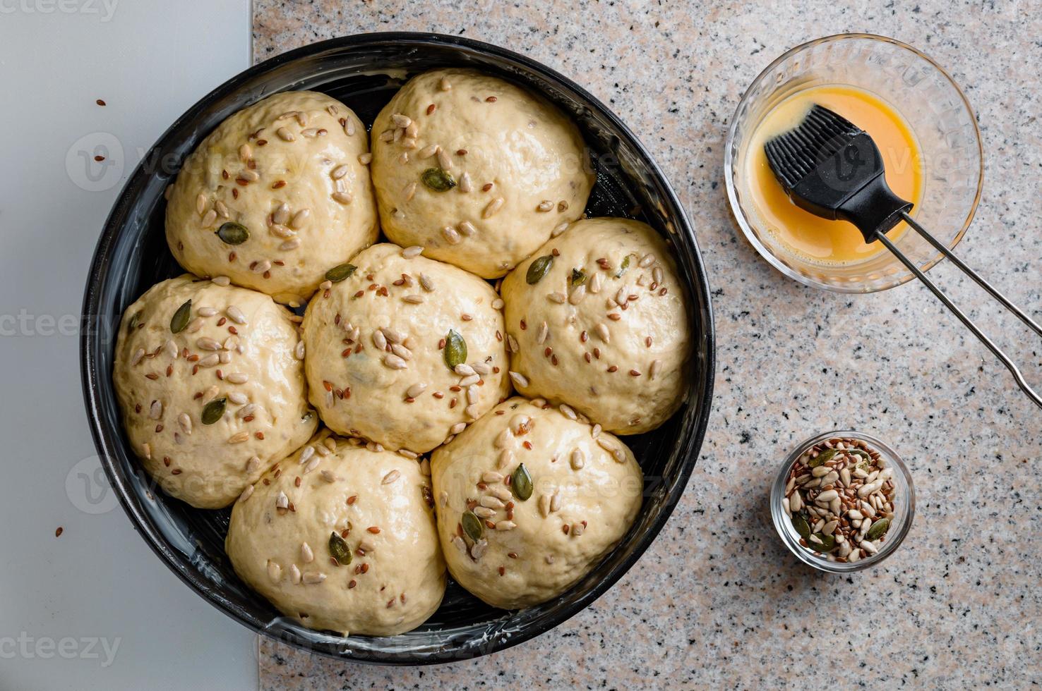 masa casera, masa semidulce con pasas, miel y semillas varias foto