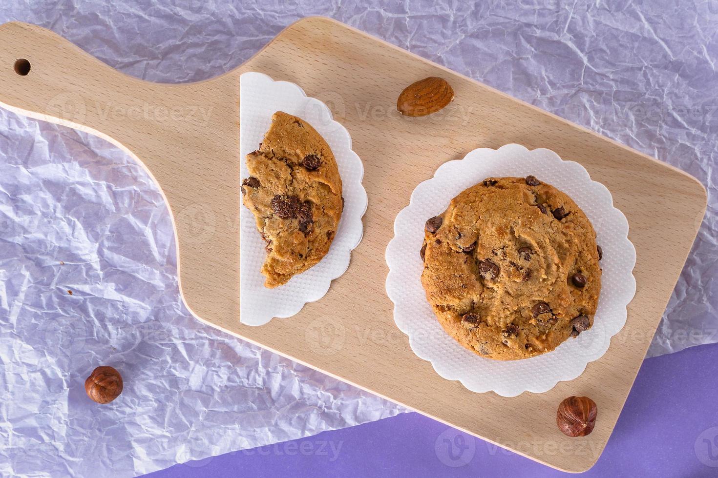 galletas con chispas de chocolate, galletas de almendras, nueces, avellanas. foto