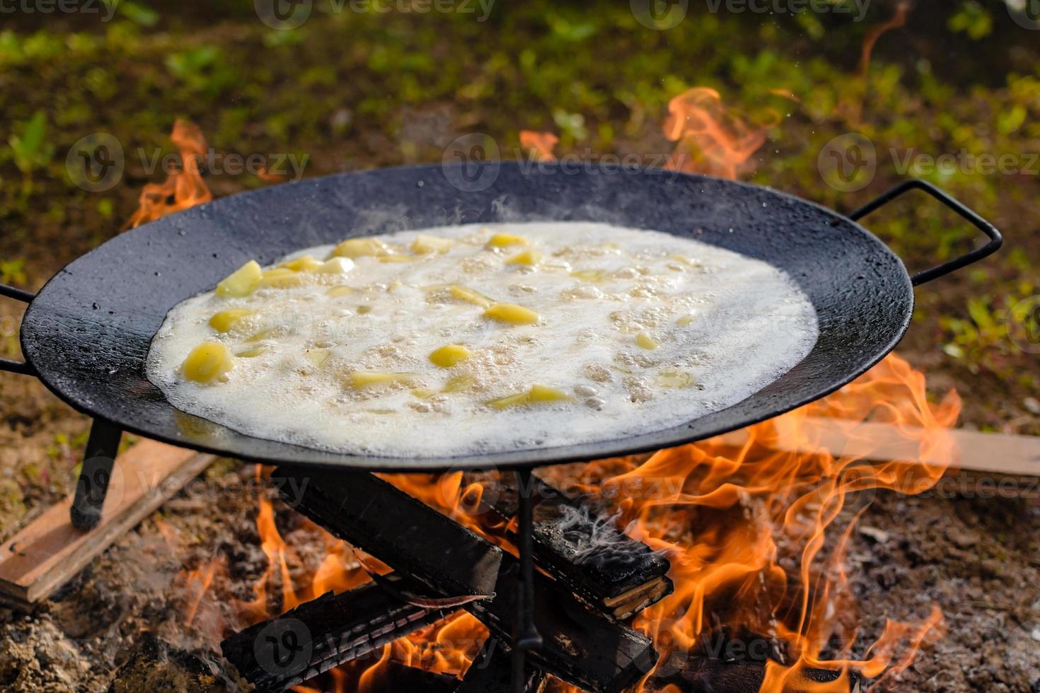 olla de patatas en disco de arado. patatas a la parrilla de disco. foto