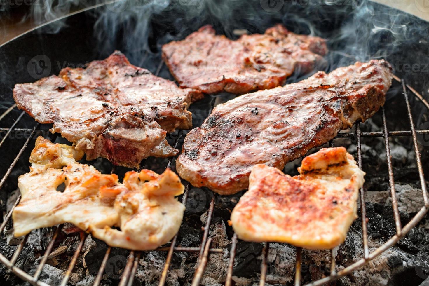 carnes a la brasa, cerdo, ternera y pollo a la parrilla, parrilla. poca profundidad de campo. foto