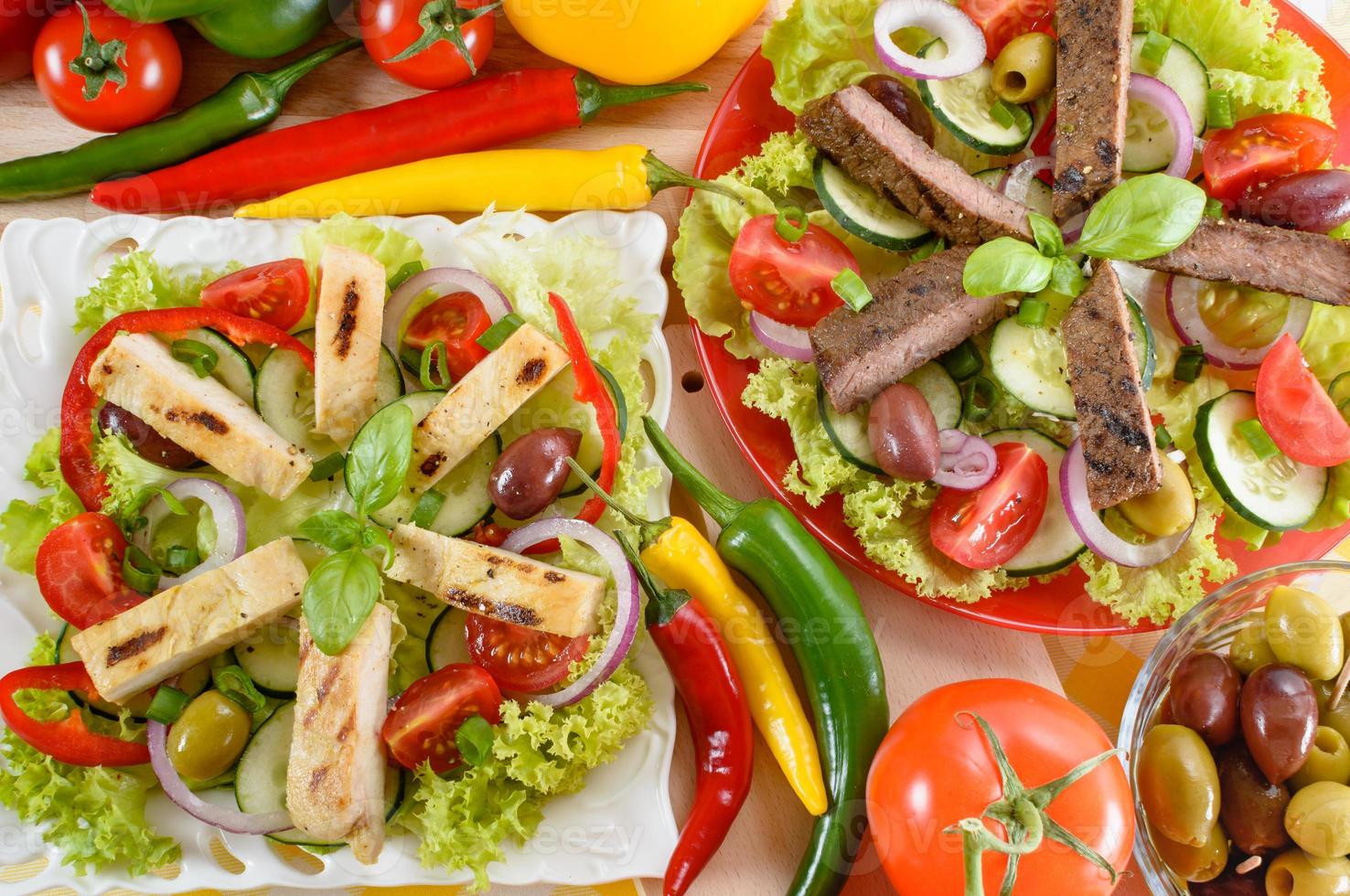 ensalada de pollo y ternera en el plato. Pollo a la parrilla y carne de res con una sabrosa selección de verduras. Fondo de comida. foto