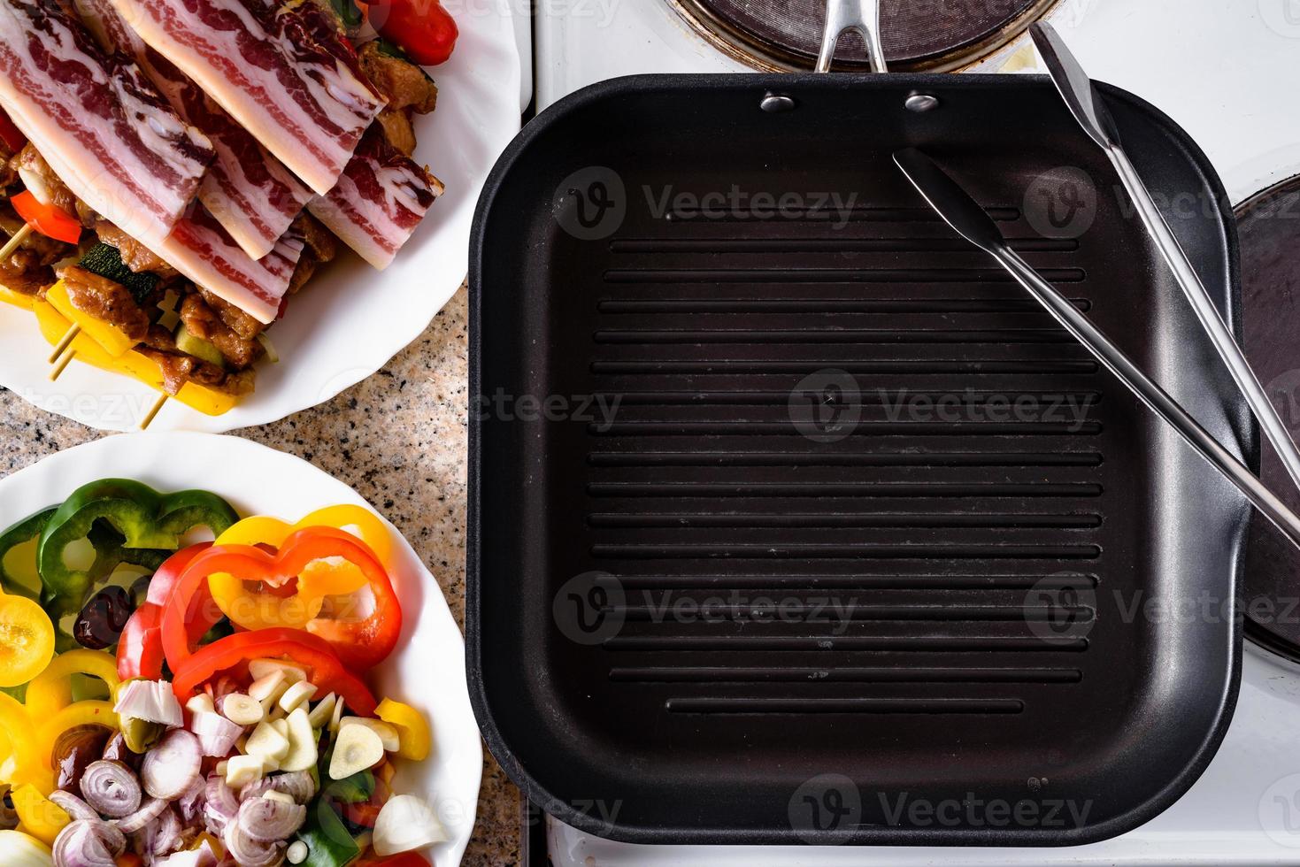 tocino, verduras y brochetas de cerdo crudas listas para asar. foto